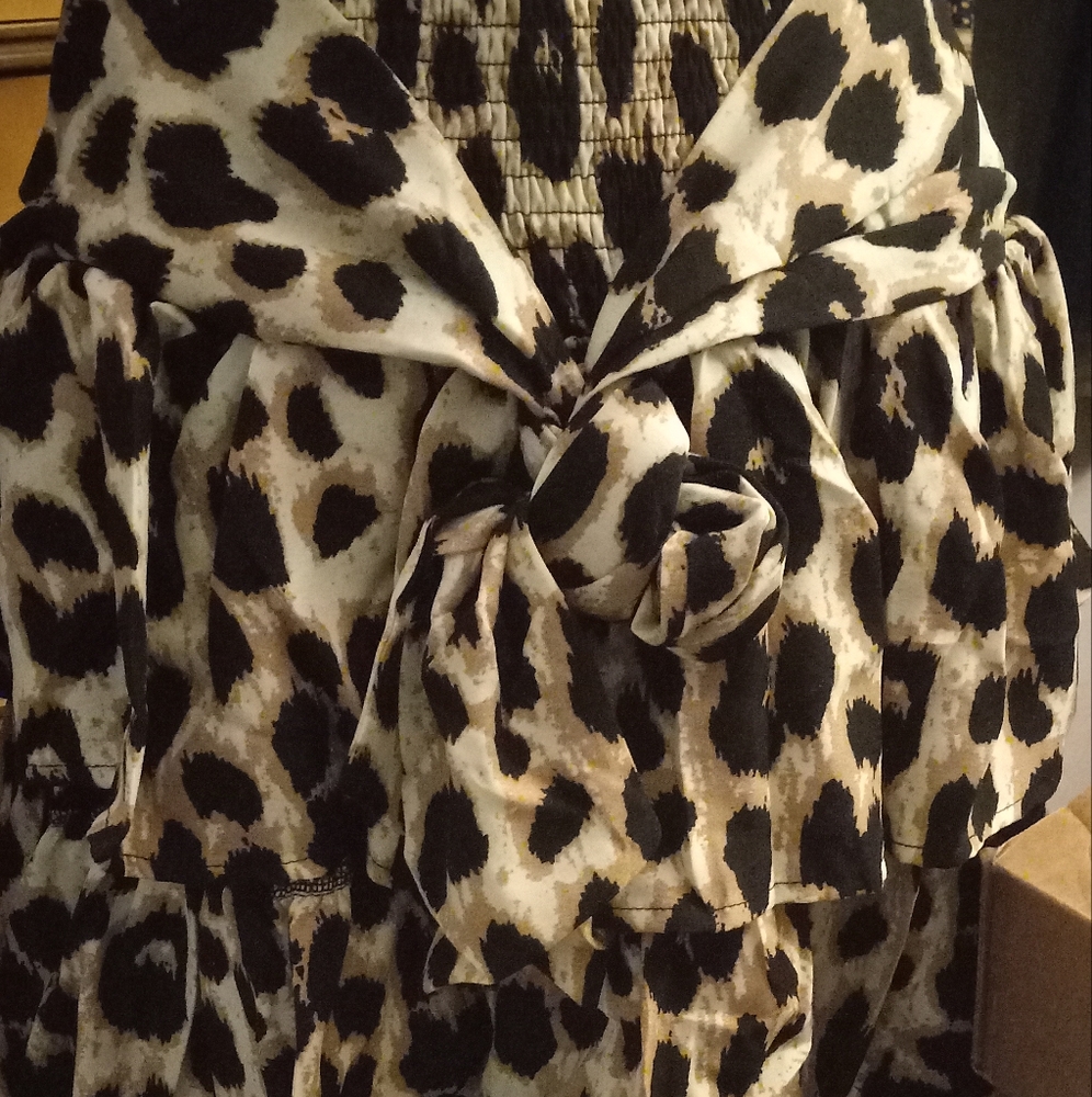 New leopard print wide high waisted shirred mini skirt with bow detail size med.